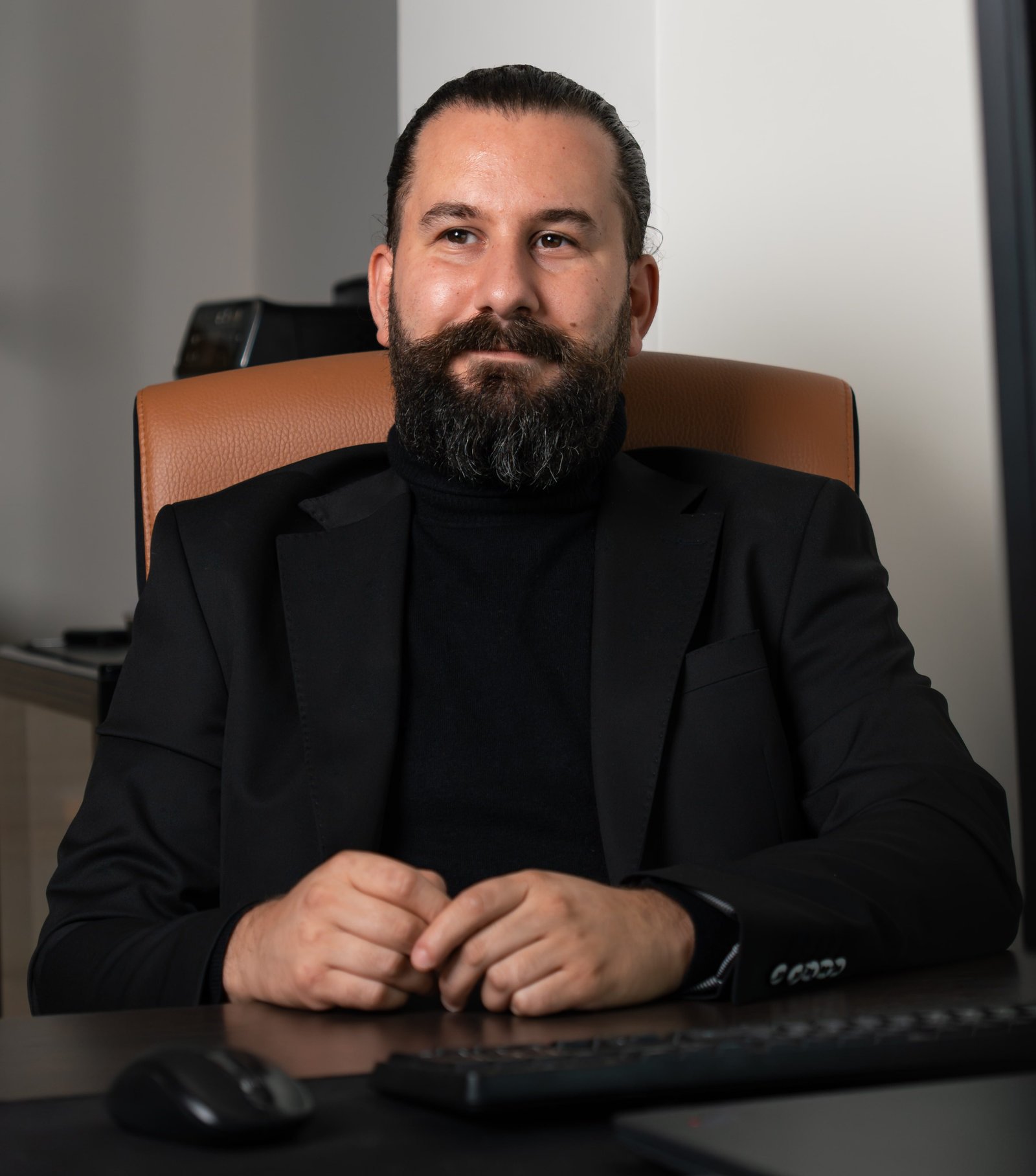 Ergun menekse (zaakvoerder coad) zit aan zijn bureau